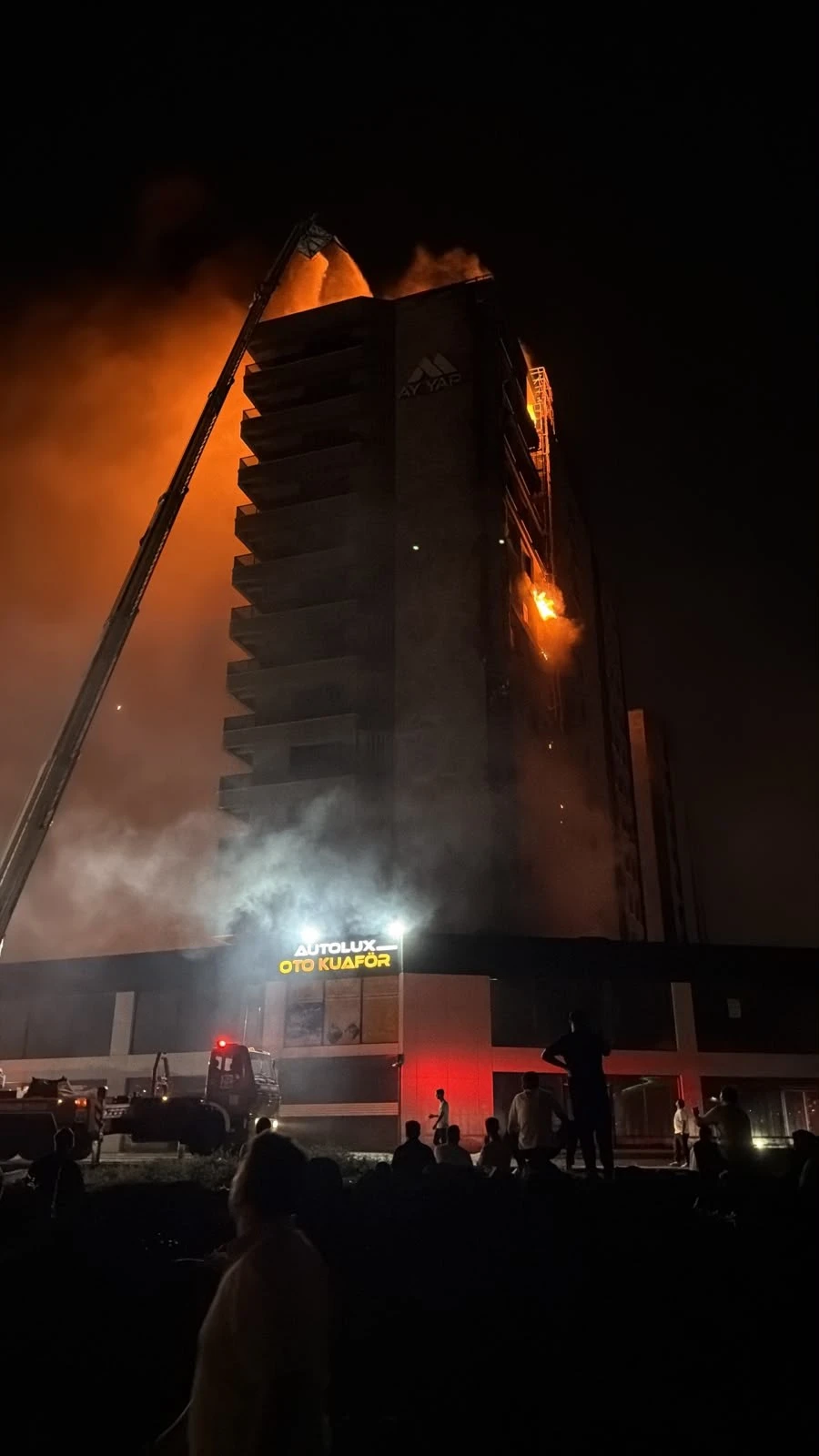 Diyarbakır&rsquo;da plazanın dış cephesinde yangın: Bina tahliye edildi