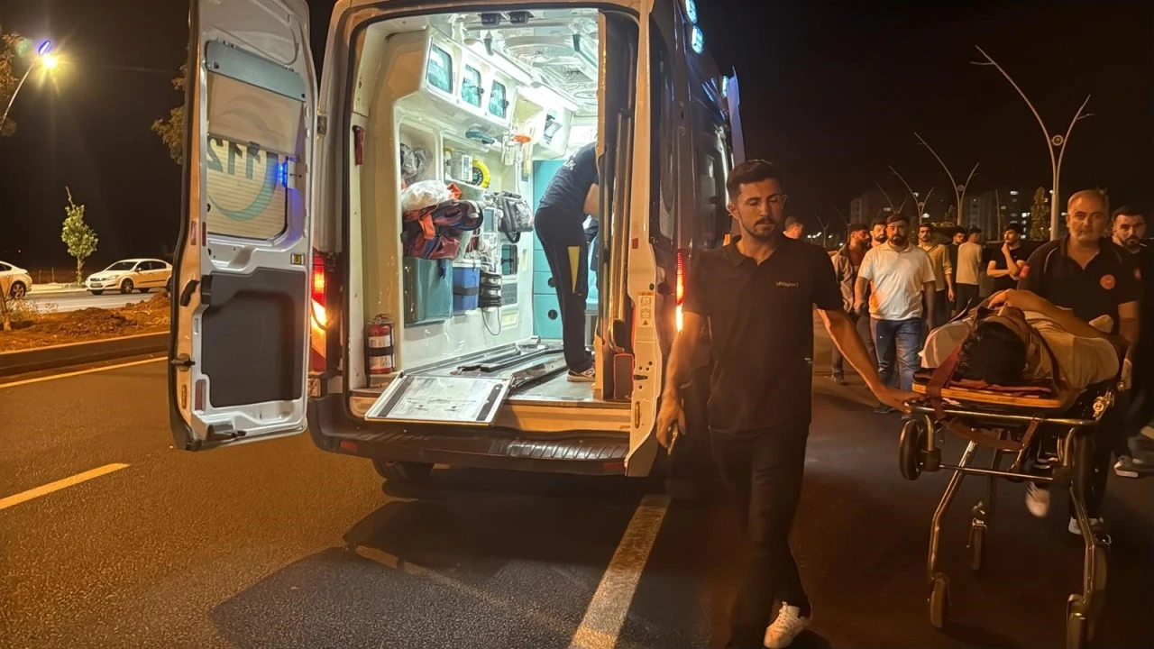 Diyarbakır&rsquo;da seyir halindeki kamyonetin kapısı a&ccedil;ıldı: Gen&ccedil; yola d&uuml;şt&uuml;