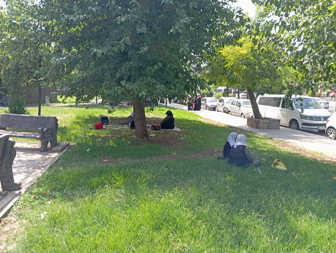 Diyarbakır&rsquo;da sıcaktan bunalanlar g&ouml;lgeye sığınıyor