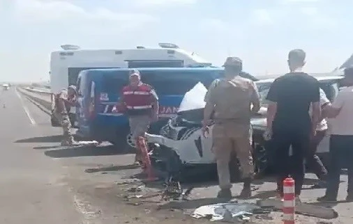Diyarbakır&rsquo;da Yol &Ccedil;alışması Kazaya Neden Oldu: 1&rsquo;i Ağır 4 Yaralı