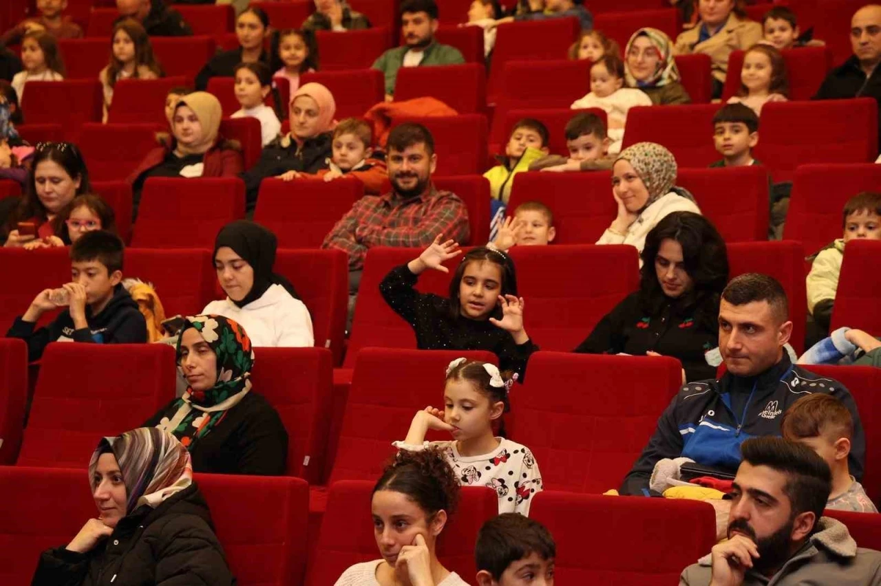 Renkli Çoraplı Kuzgun oyunu sahnelendi