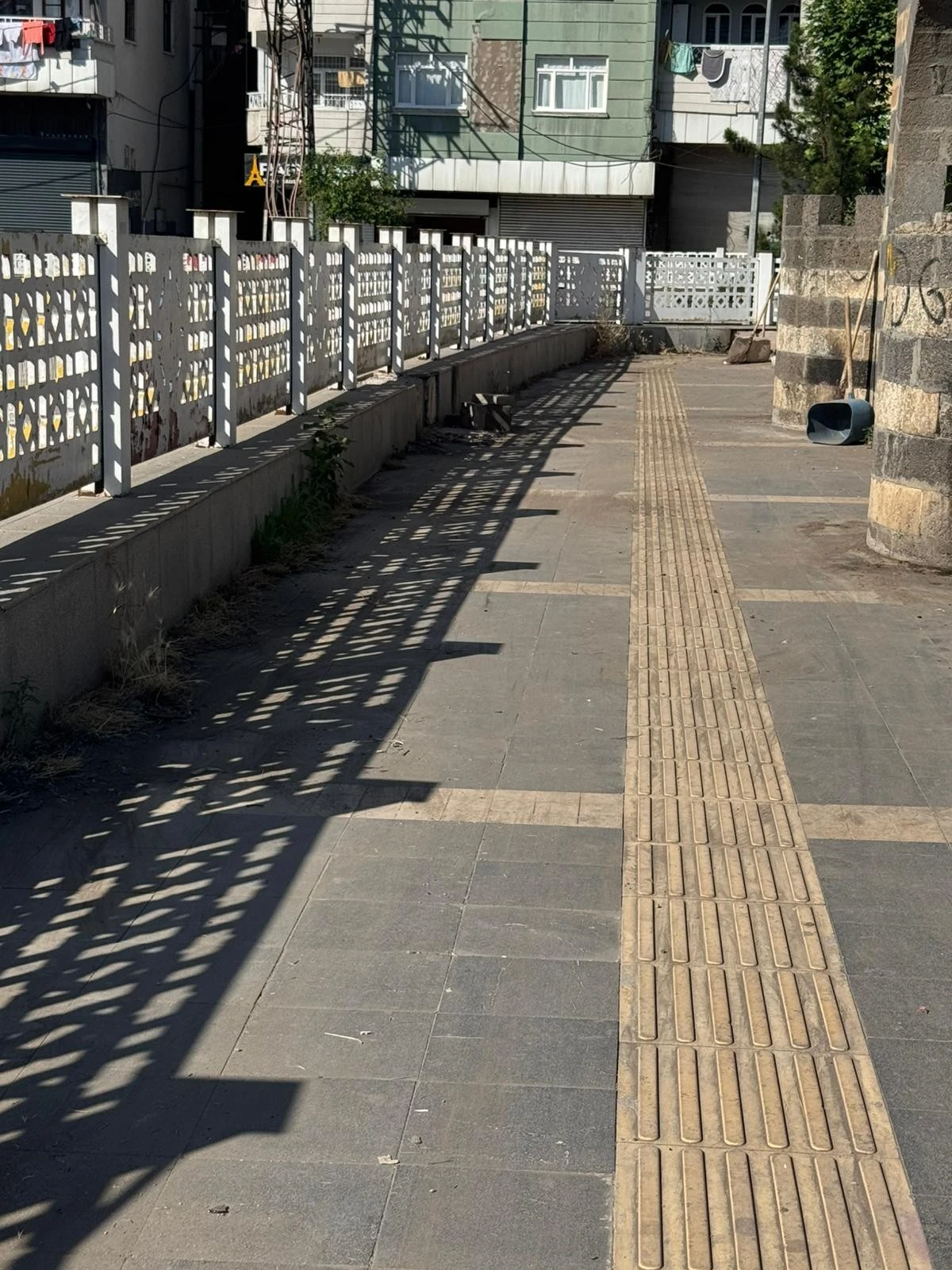 Haberimiz Ses Getirdi: Bağlar Belediyesi Koşuyolu Parkı &Ccedil;evresinde Temizlik &Ccedil;alışması Başlattı