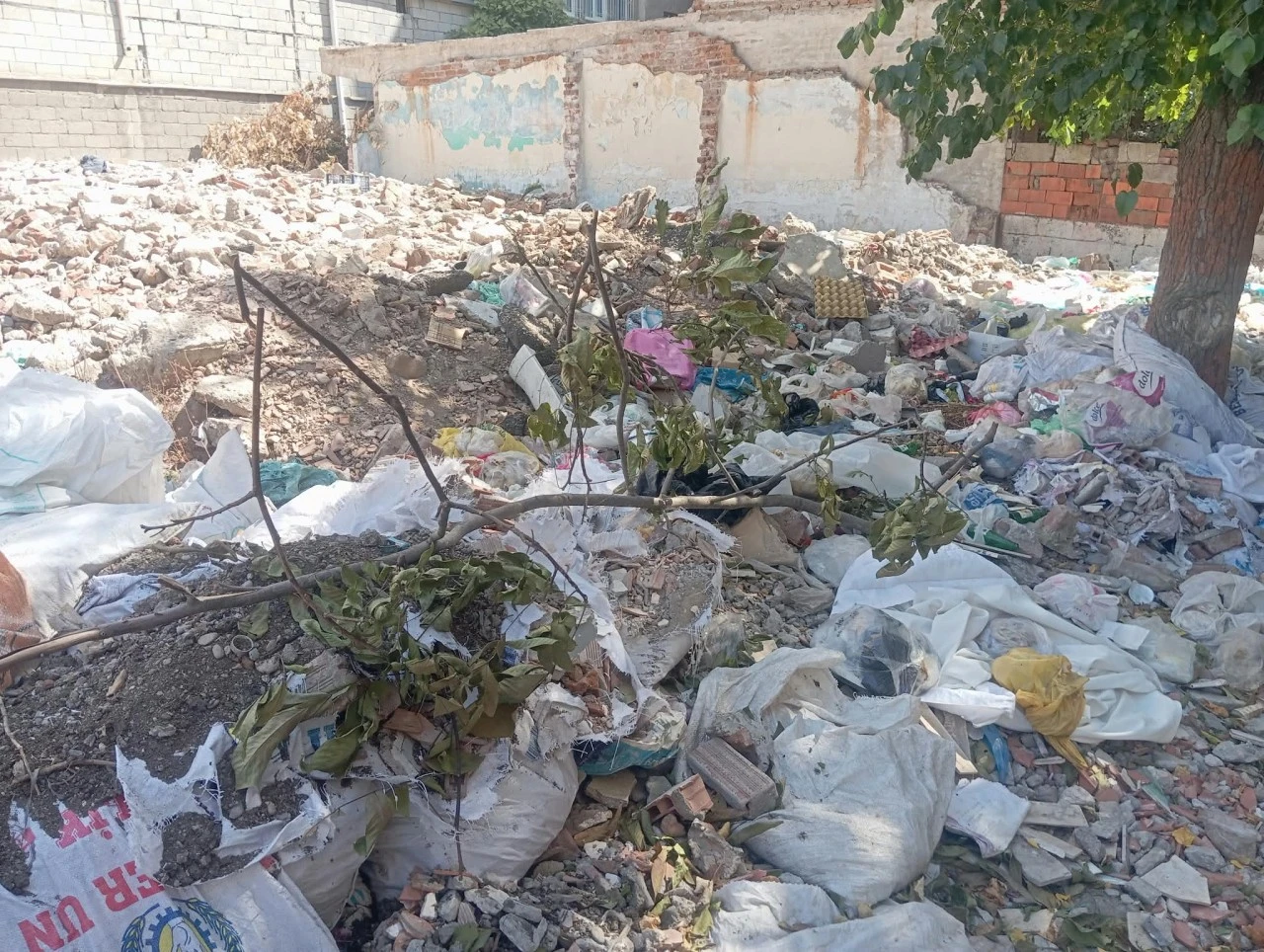 İnalıoğlu Caddesi'nde alarm veren g&ouml;r&uuml;nt&uuml;: Boş alan &ccedil;&ouml;p yığınına d&ouml;nd&uuml;
