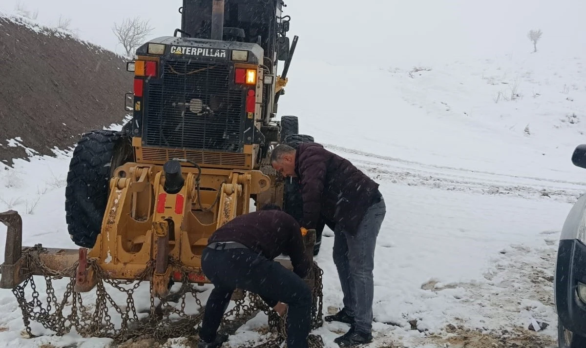 Kar köy yollarını kapattı