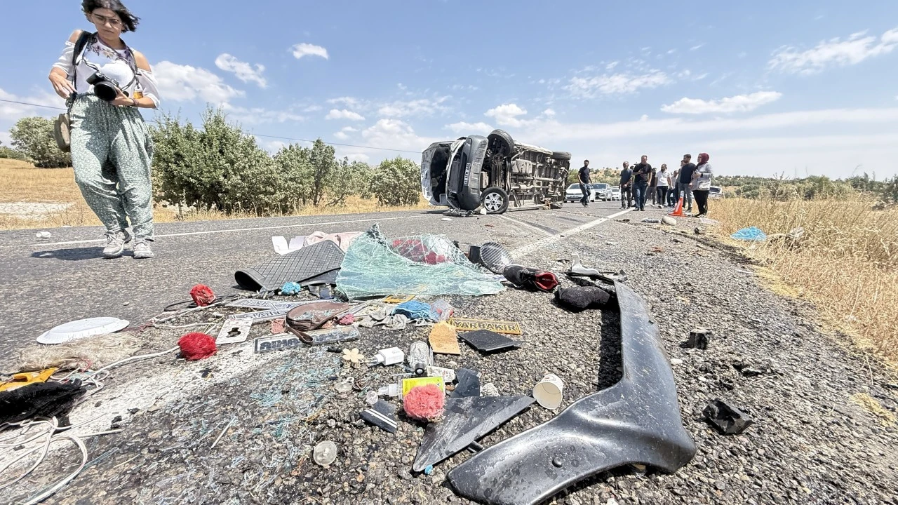 Lice&rsquo;de minib&uuml;s faciası: 5 kardeş ve 2 yeğen yan yana defnedildi