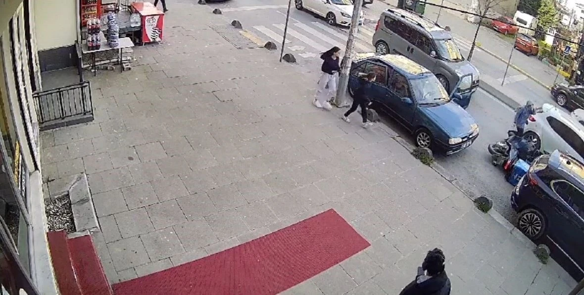 Kapıyı a&ccedil;ınca motosikletli kurye &ccedil;arptı