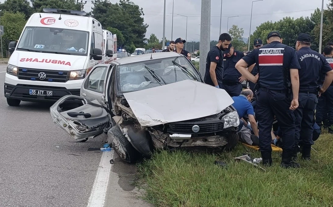 Samsun&rsquo;da otomobiller &ccedil;arpıştı: 5 yaralı
