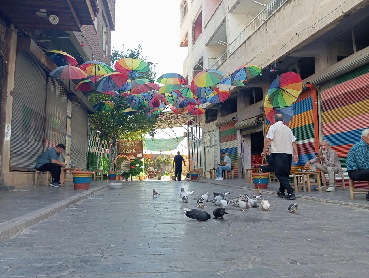 Sur&rsquo;da molozların yerini renkli şemsiyeler aldı