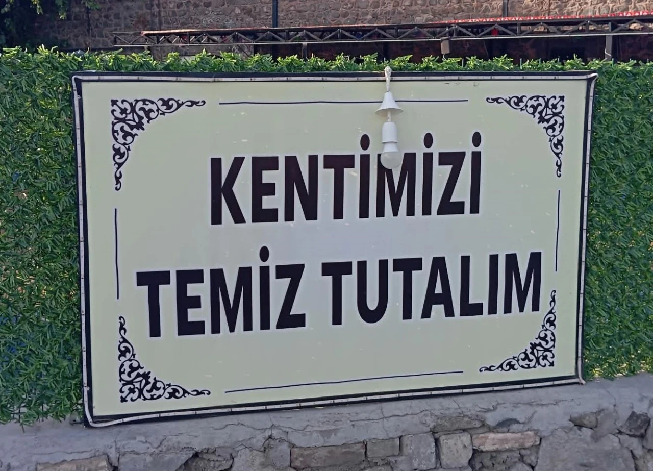 Surların g&ouml;lgesinde dikkat &ccedil;eken mesaj: Kentimizi temiz tutalım