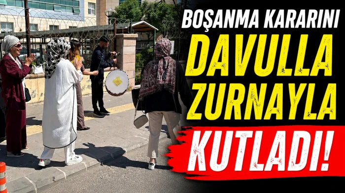 Boşanma Kararını Adliye &Ouml;n&uuml;nde Halayla Kutladı
