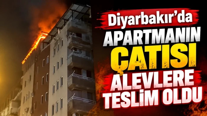 Diyarbakır&rsquo;da apartmanın &ccedil;atısı alevlere teslim oldu