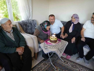 100 yaşına giren Atiye nineye, davullu zurnalı doğumg&uuml;n&uuml; kutlaması