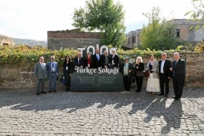 14 &uuml;lkeden 54 yazar ve şair T&uuml;rk&ccedil;e Sokağı&rsquo;nda buluştu