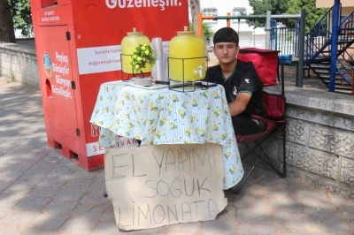 14 yaşındaki Buğra limonata satarak asgari &uuml;cretin &uuml;&ccedil; katı kazandı