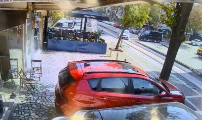 15 milyon liralık cipe &ccedil;arpmamak i&ccedil;in manevra yaptı, tatlıcı d&uuml;kkanına b&ouml;yle girdi