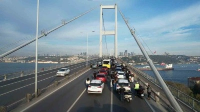 15 Temmuz Şehitler K&ouml;pr&uuml;s&uuml;&rsquo;nde 09.05&rsquo;te vatandaşlar ara&ccedil;larından inerek saygı duruşunda bulundu