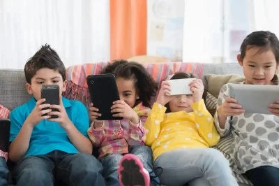 15 Yaş Altı &Ccedil;ocuklarda Sosyal Medya Tartışması