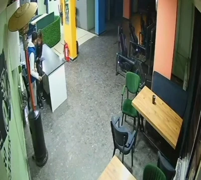 Kafede 17 yaşındaki &ccedil;ocuğu bı&ccedil;aklandılar