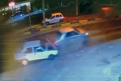 2 kişinin yaralandığı kazanın g&uuml;venlik kamera kaydı ortaya &ccedil;ıktı