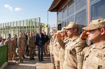 2. Ordu Komutanı Korgeneral Topaloğlu sınırdaki &uuml;s b&ouml;lgelerini ziyaret etti