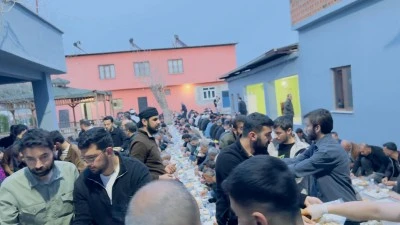 25 Yıllık Gelenek: Kadir Gecesi’nde Binlerce Kişilik Vefa Sofrası Kuruldu