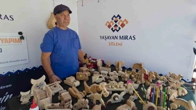 25 yıllık sanatını &ccedil;ocuklar i&ccedil;in ahşap oyuncaklara d&ouml;n&uuml;şt&uuml;r&uuml;yor