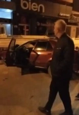 3 araca çarpan sürücü kaçtı