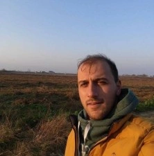 3 &ccedil;ocuk babası adam halı sahada kalbine yenildi