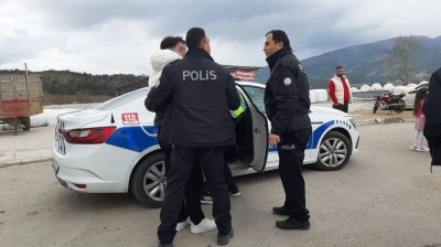3 kişinin yaralandığı kaza sonrası ortalık karıştı: Sürücü gözaltına alındı
