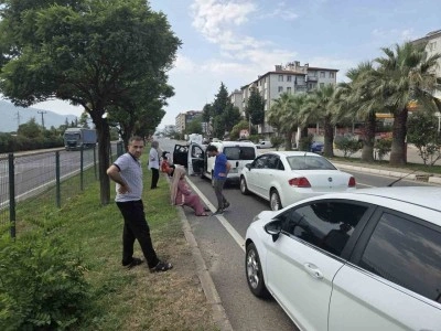 3 otomobil bir birine girdi, 1 bebek ve çocuk yaralandı