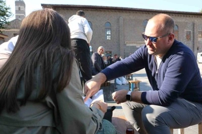 35 yıllık ara&ccedil;la Diyarbakır&rsquo;ı karış karış geziyorlar