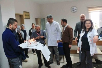 36 yıldır mesaisine 1 saat erken başlayan hastane çalışanına madalya takıldı