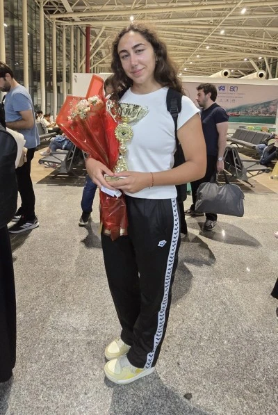 39 Kilometreyi 14 saatte yüzerek Türkiye birincisi oldu