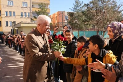 43 Yıllık &Ouml;ğretmen Mehmet Salih Bayğut Alkışlarla Emekliye Uğurlandı