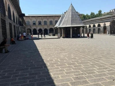 45 Dereceyi Aşan Sıcaklıklar Diyarbakır Ulu Cami Önünü Boşalttı