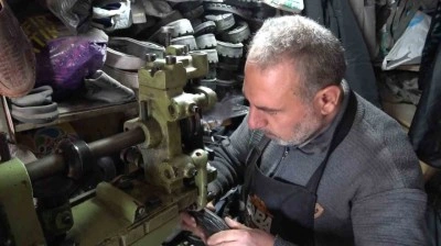 5 metrekarelik d&uuml;kkanında 30 yıldır ayakkabı tamir ediyor