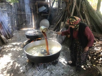50 kiloluk kazanlarda 1 litre külle kaynatılıyor