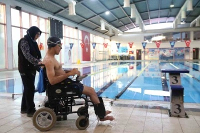 57 yaşındaki fedakar anne, 21 yıldır oğluyla engelleri aşıp onu şampiyonluklara taşıyor