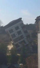 6 katlı binanın maket gibi devrildiği anlar kamerada