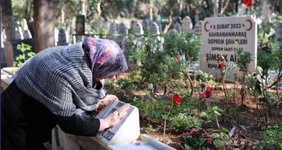 6 Şubat depreminin yıl dönümünde mezarlıkta en acı buluşma