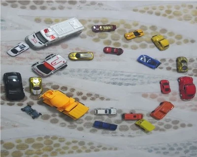 6 Yaşındaki &Ccedil;ocuğun Oyuncak Arabalarla Anlattığı Diyarbakır Trafiği G&uuml;l&uuml;msetti