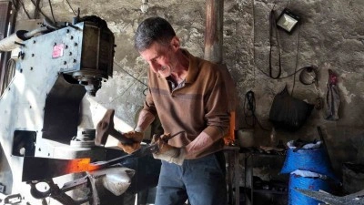 60 yaşındaki usta, 45 yıldır demir d&ouml;v&uuml;yor