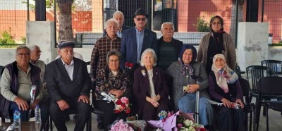 62 yıl sonra ilk &ouml;ğretmenleri ile buluşup g&uuml;n&uuml;n&uuml; kutladılar