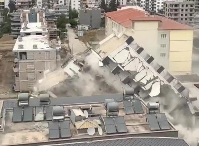 7 katlı bina iş makinesinin darbesiyle kağıt gibi yerle bir oldu
