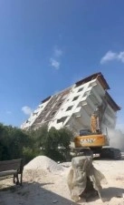 7 katlı bina yerle bir oldu