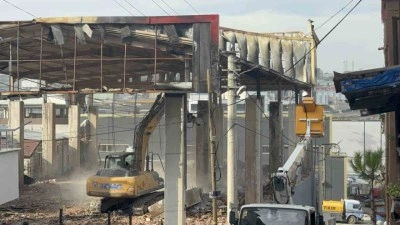 7 kişinin &ouml;ld&uuml;ğ&uuml; parf&uuml;m dolum tesisi yıkılıyor