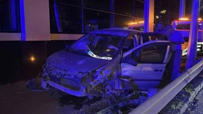 7 saatlik s&uuml;r&uuml;ş sonrası uyuyan s&uuml;r&uuml;c&uuml; kaza yaptı: 2 yaralı
