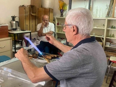 70 yaşındaki adam laboratuvar i&ccedil;in &uuml;rettiği camları şimdi sanat i&ccedil;in şekillendiriyor