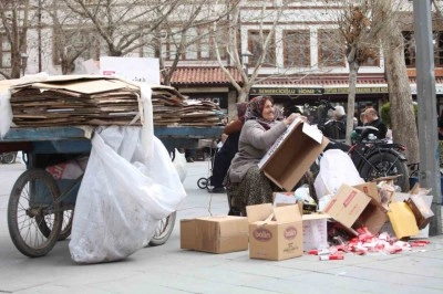 70 yaşındaki kadın sokak sokak gezerek karton topluyor