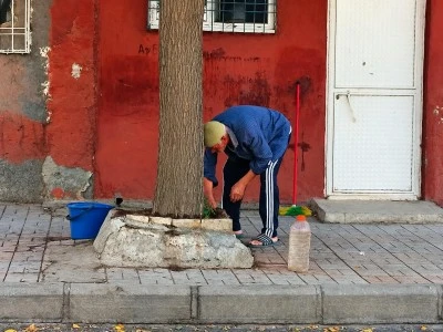 86 yaşında mahallesinin g&ouml;n&uuml;ll&uuml; bah&ccedil;ıvanı